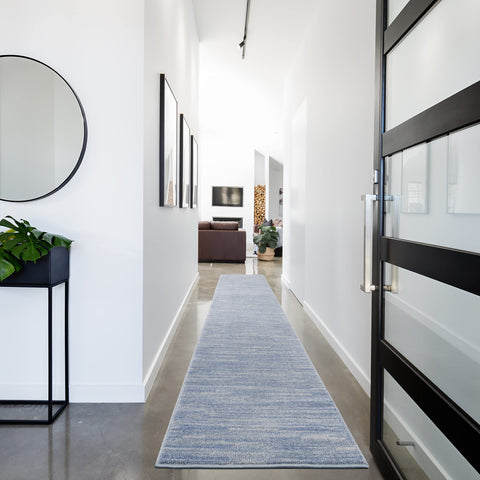 Nourison runner frontal mostrando el patrón azul gris y borde limpio, aporta estilo resistente