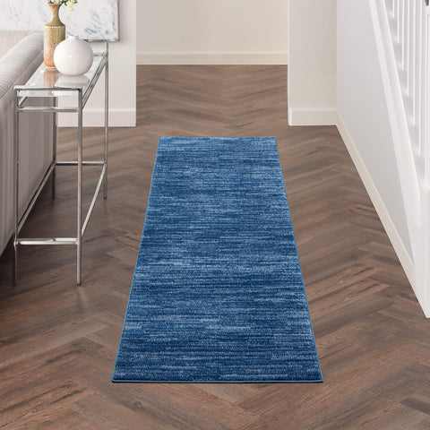Nourison alfombra runner frontal mostrando color azul marino y estilo versátil