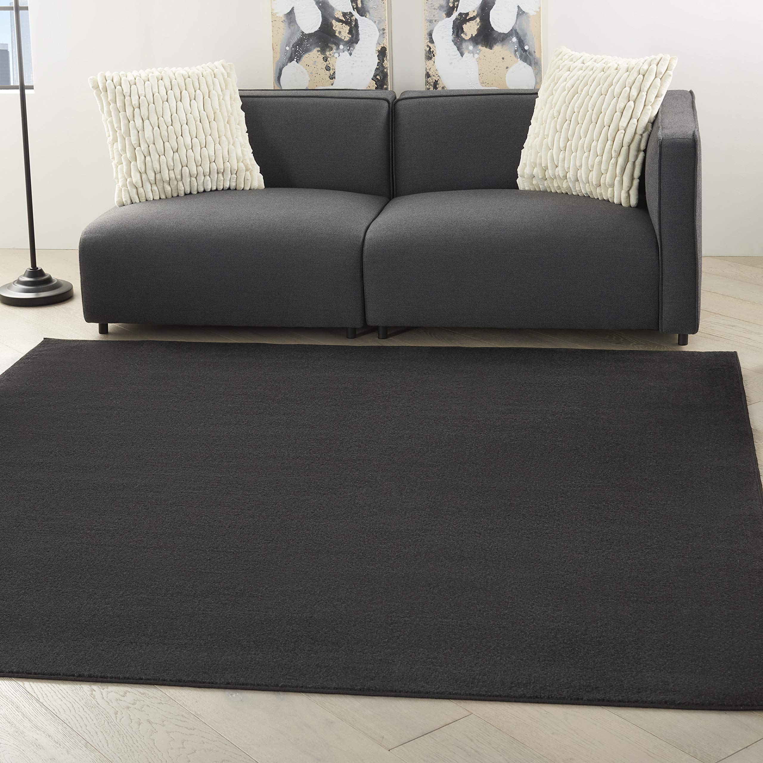Nourison frente de la alfombra negra mostrando su color y forma, aspecto elegante