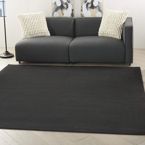 Nourison frente de la alfombra negra mostrando su color y forma, aspecto elegante