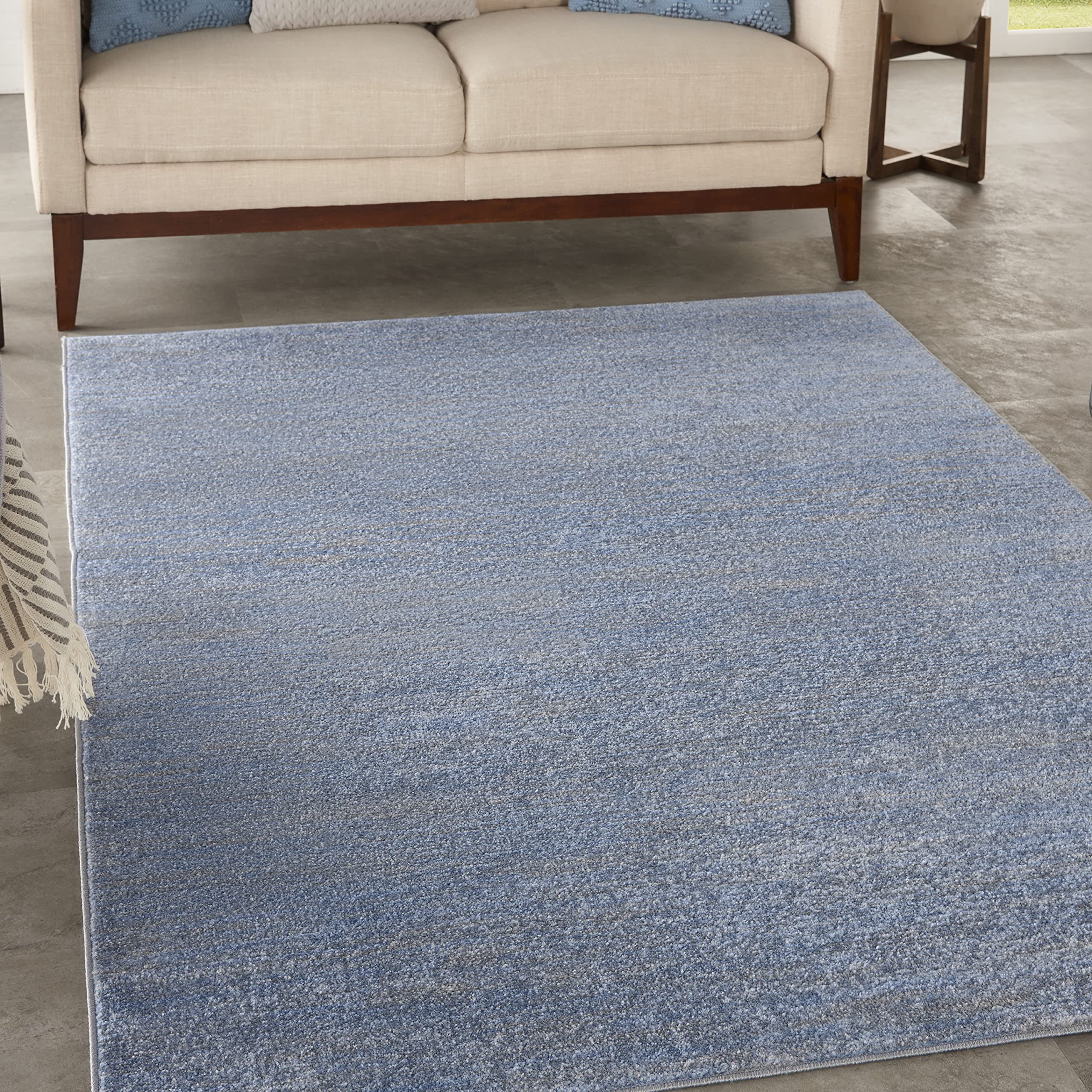 Nourison alfombra frontal 5x7 azul gris mostrando diseño contemporáneo y fácil mantenimiento