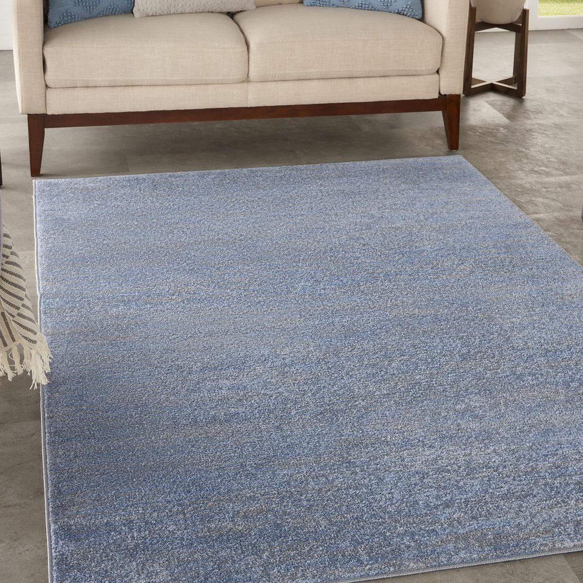 Nourison alfombra frontal 5x7 azul gris mostrando diseño contemporáneo y fácil mantenimiento