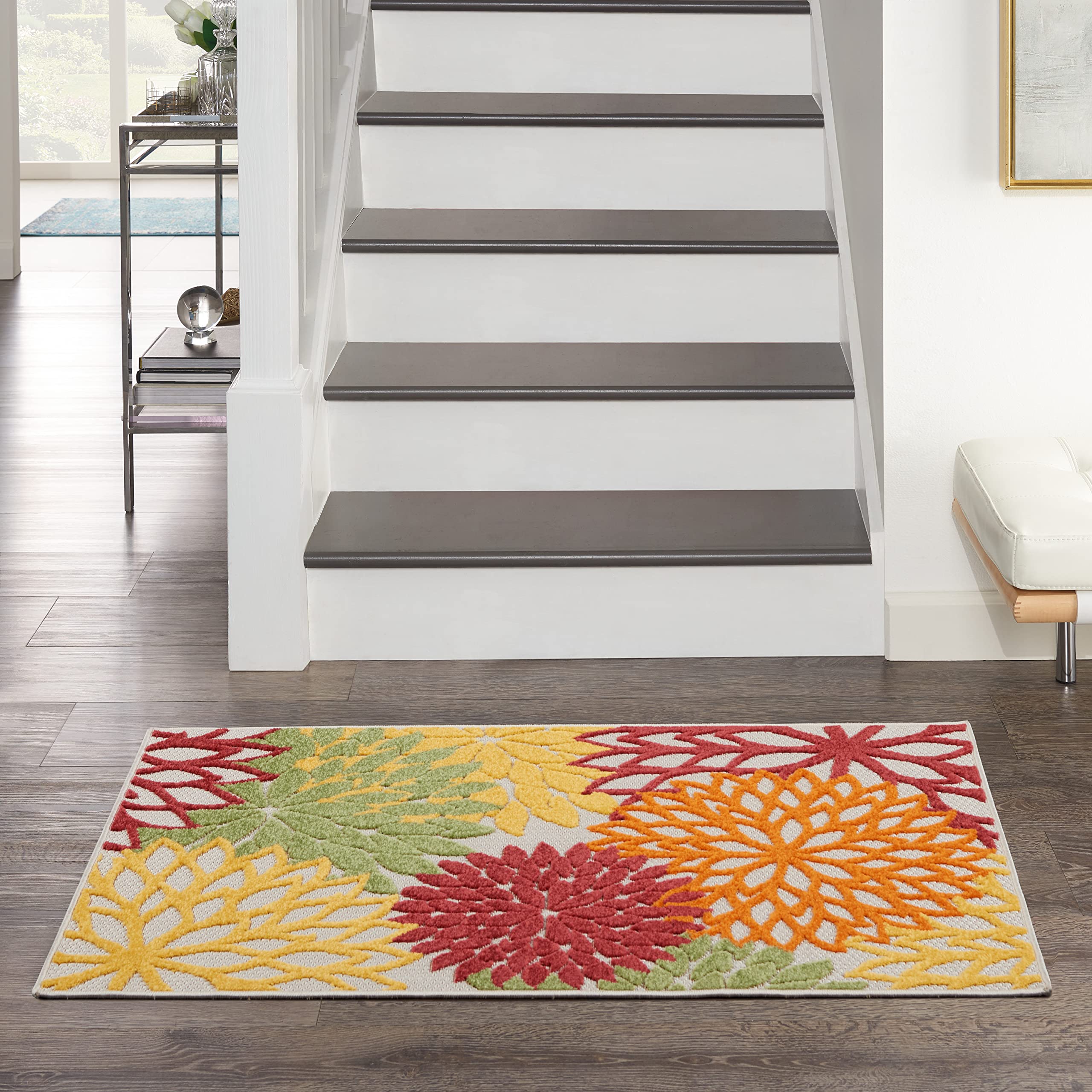 Nourison vista frontal de la alfombra Aloha con flor rojo vibrante, añade estilo inmediato