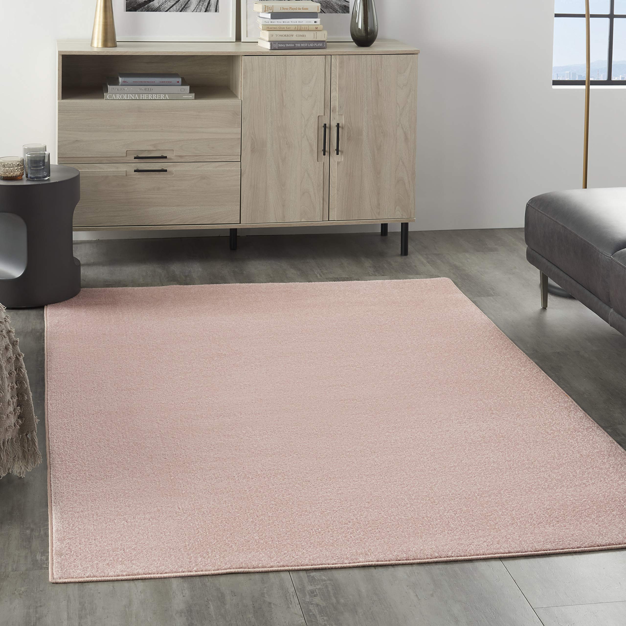 Nourison vista frontal de alfombra rosa, aporta estilo y resistencia