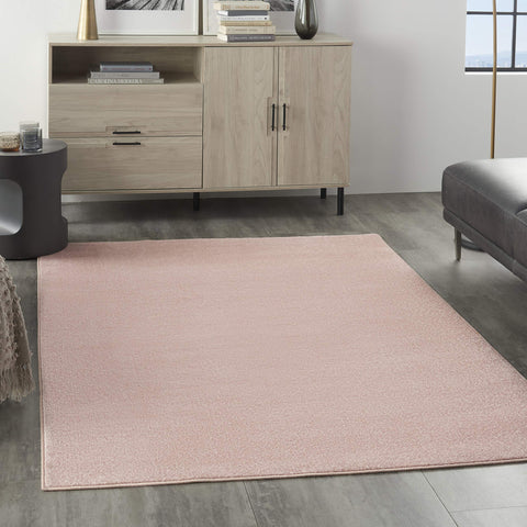 Nourison vista frontal de alfombra rosa, aporta estilo y resistencia