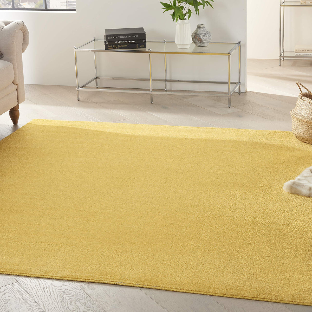 Nourison vista frontal de alfombra amarilla, aspecto elegante y resistente