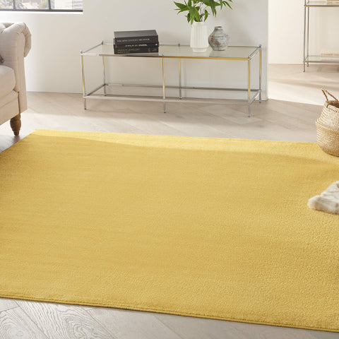 Nourison vista frontal de alfombra amarilla, aspecto elegante y resistente
