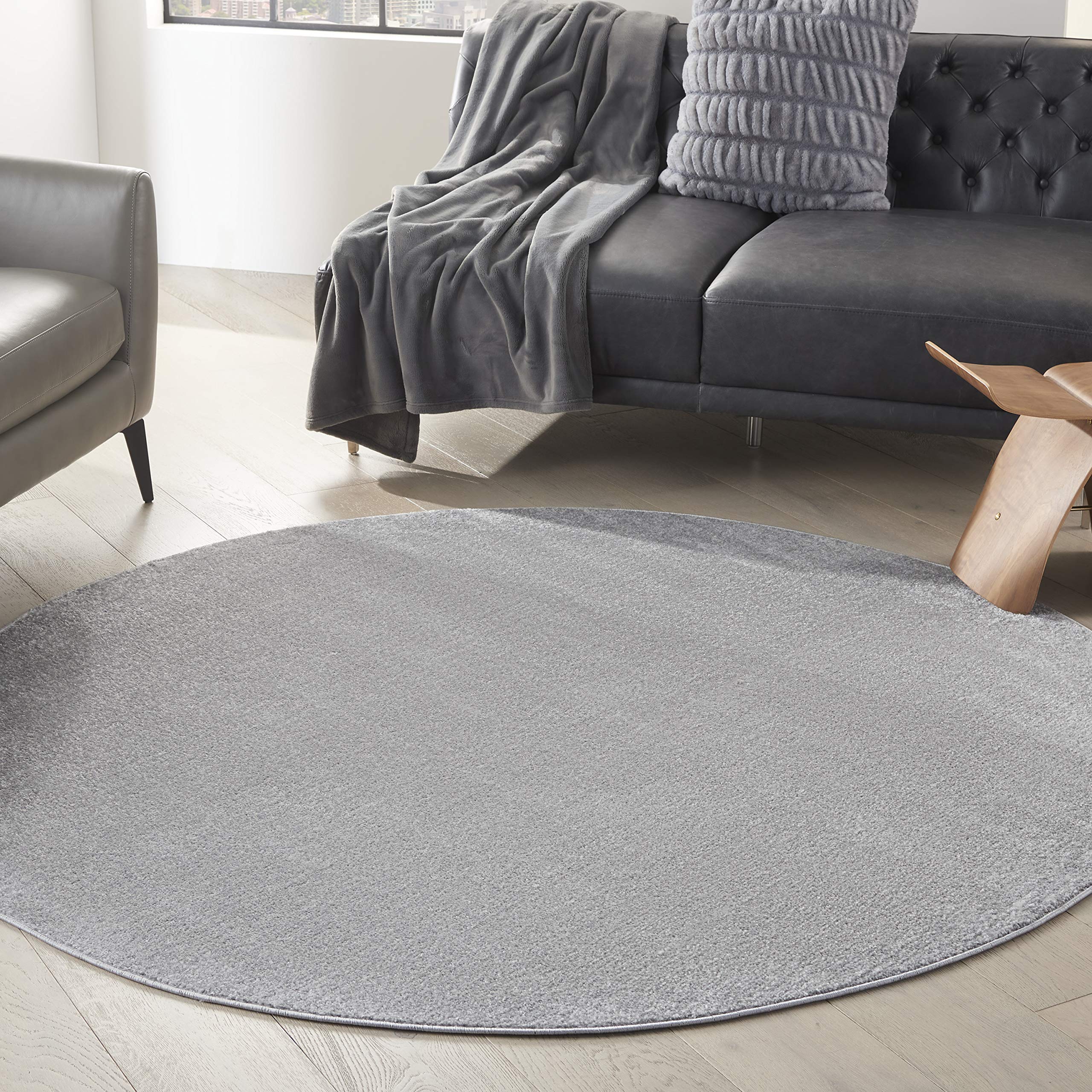 Nourison vista frontal de la alfombra silver grey, aspecto moderno y neutro
