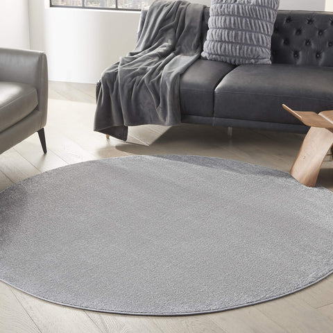 Nourison vista frontal de la alfombra silver grey, aspecto moderno y neutro