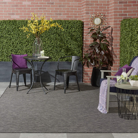 Nourison alfombra en sala, fondo neutro que facilita combinación decorativa