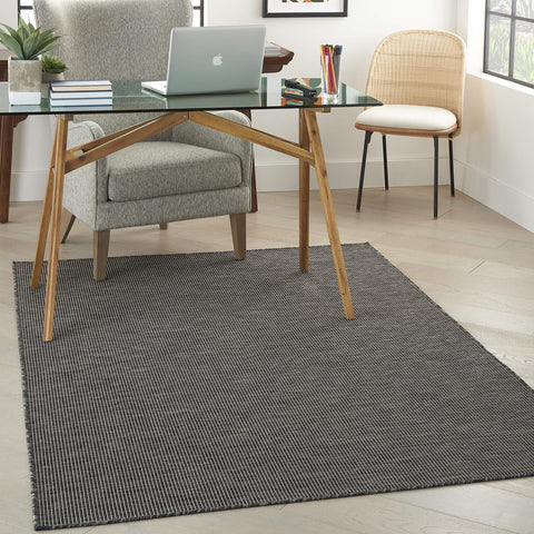 Nourison alfombra Positano frontal mostrando color carbón y limpieza fácil