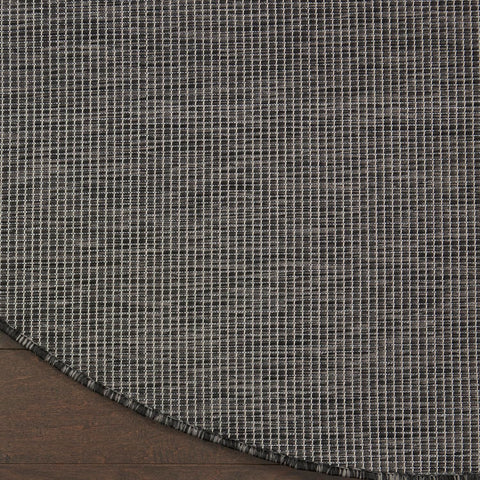 Nourison alfombra en terraza demostrando resistencia y estilo exterior