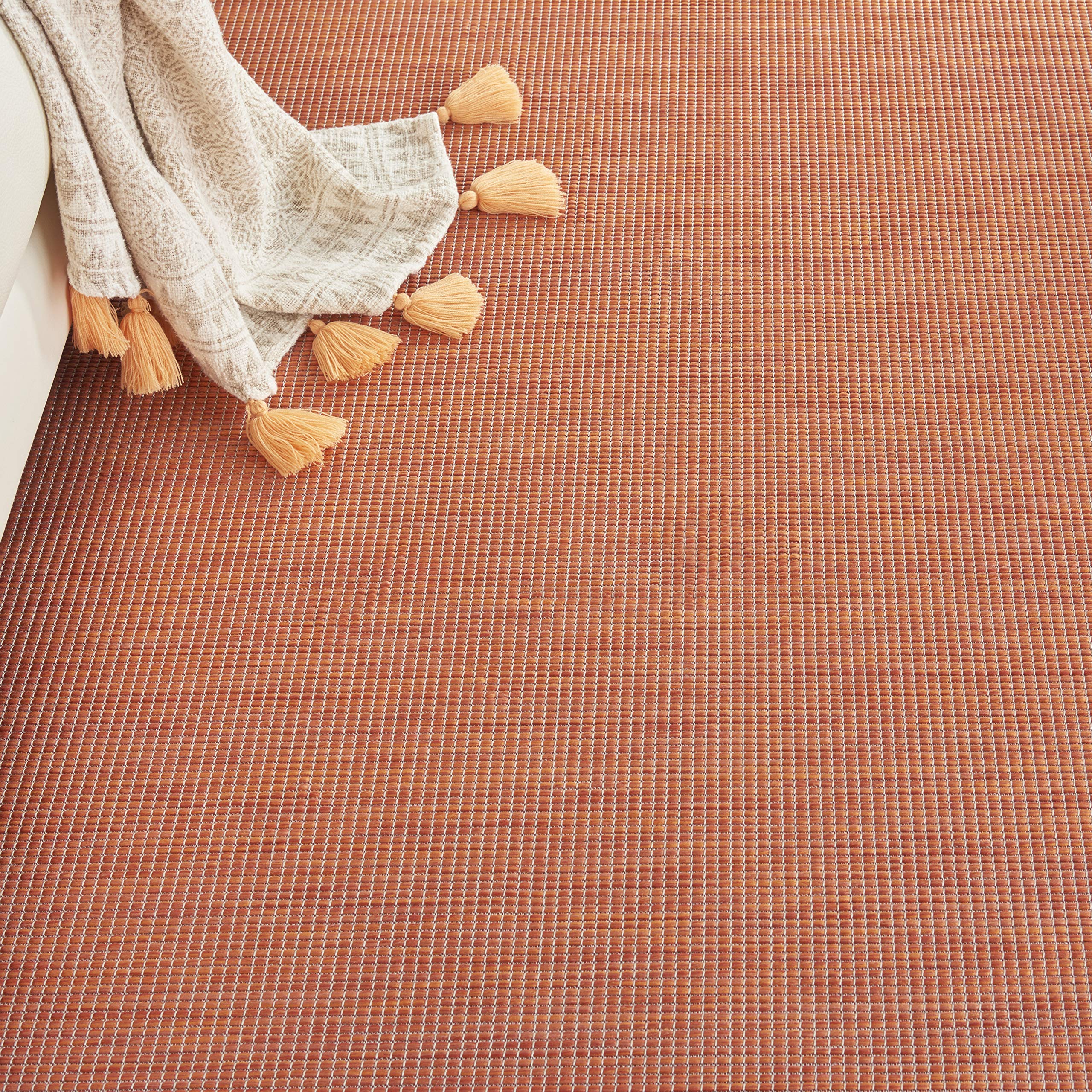 Nourison alfombra junto a muebles para comparar tamaño real