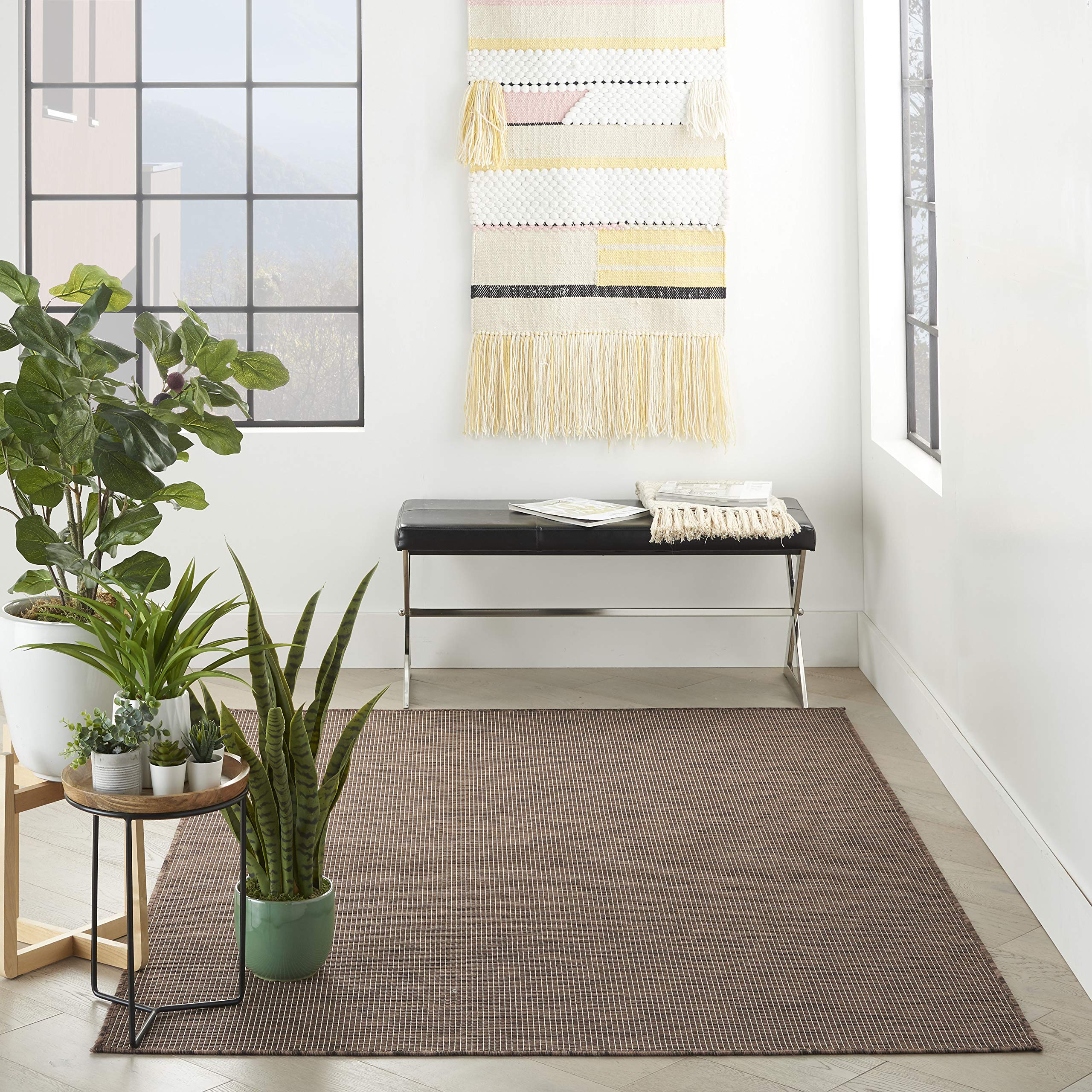 Nourison Positano junto a mueble para comparar tamaño 4'x6' práctico