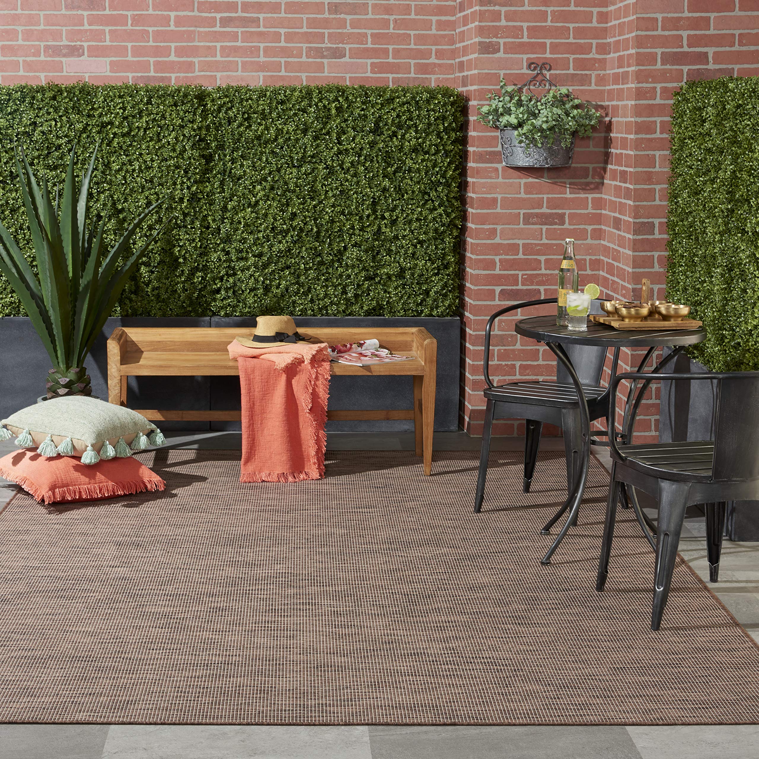 Alfombra Nourison Positano en porche realza espacio exterior y facilita limpieza