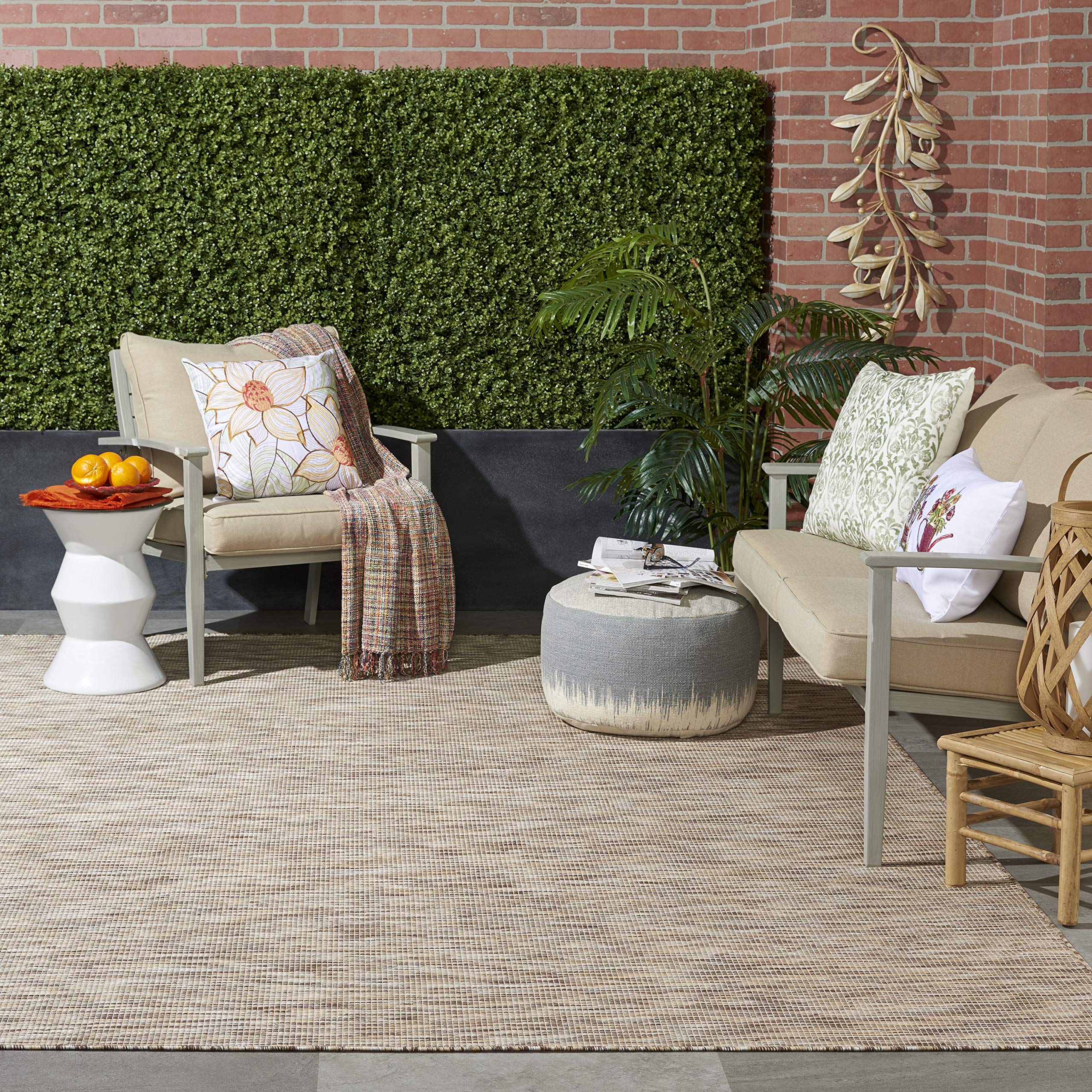 Alfombra Nourison Positano instalada en un porche exterior, resistente y fácil limpiar
