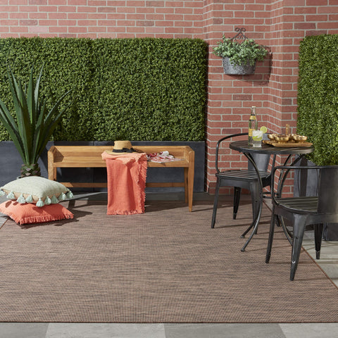 Alfombra Nourison Positano en porche realza espacio exterior y facilita limpieza