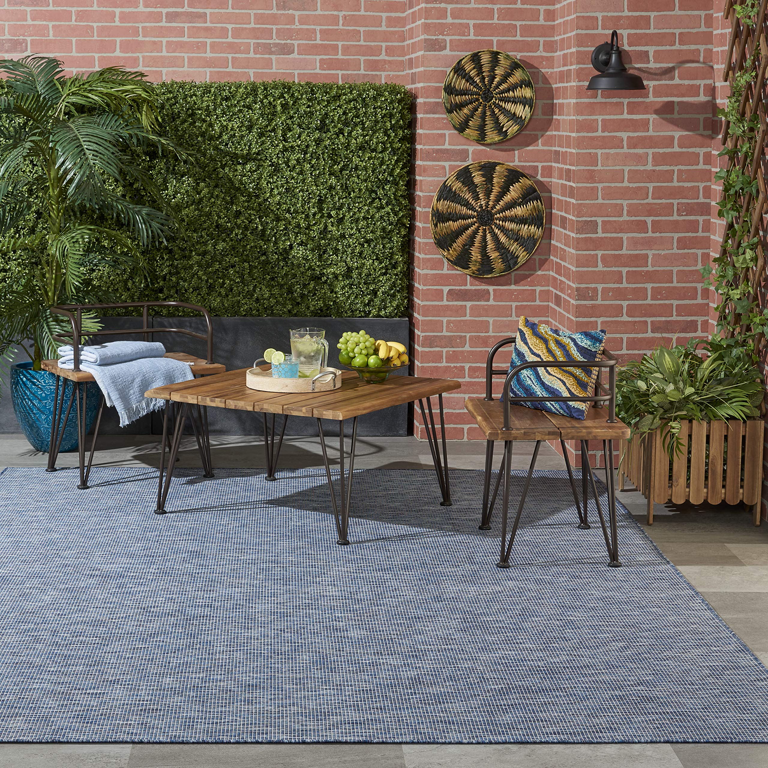 Nourison alfombra en patio, resalta limpieza fácil y uso exterior