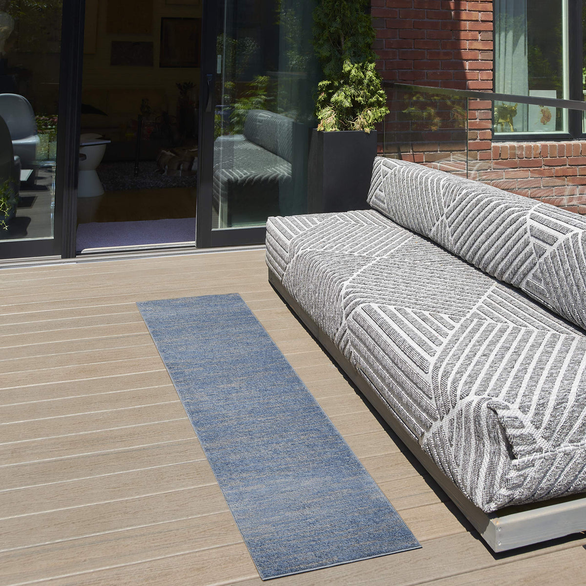 Nourison runner frontal azul gris mostrando aspecto y color versátil
