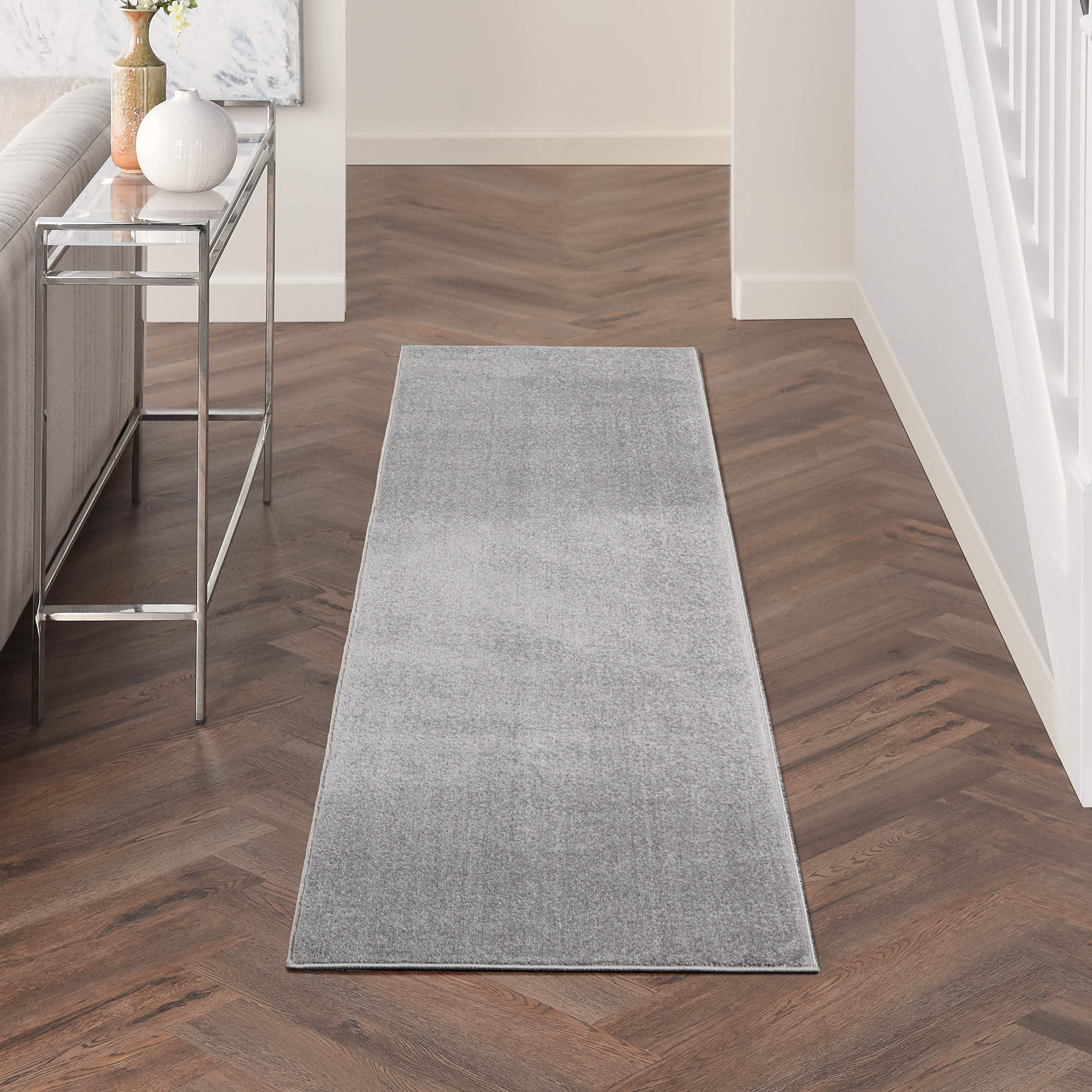 Nourison runner frontal mostrando color gris plateado y diseño versátil