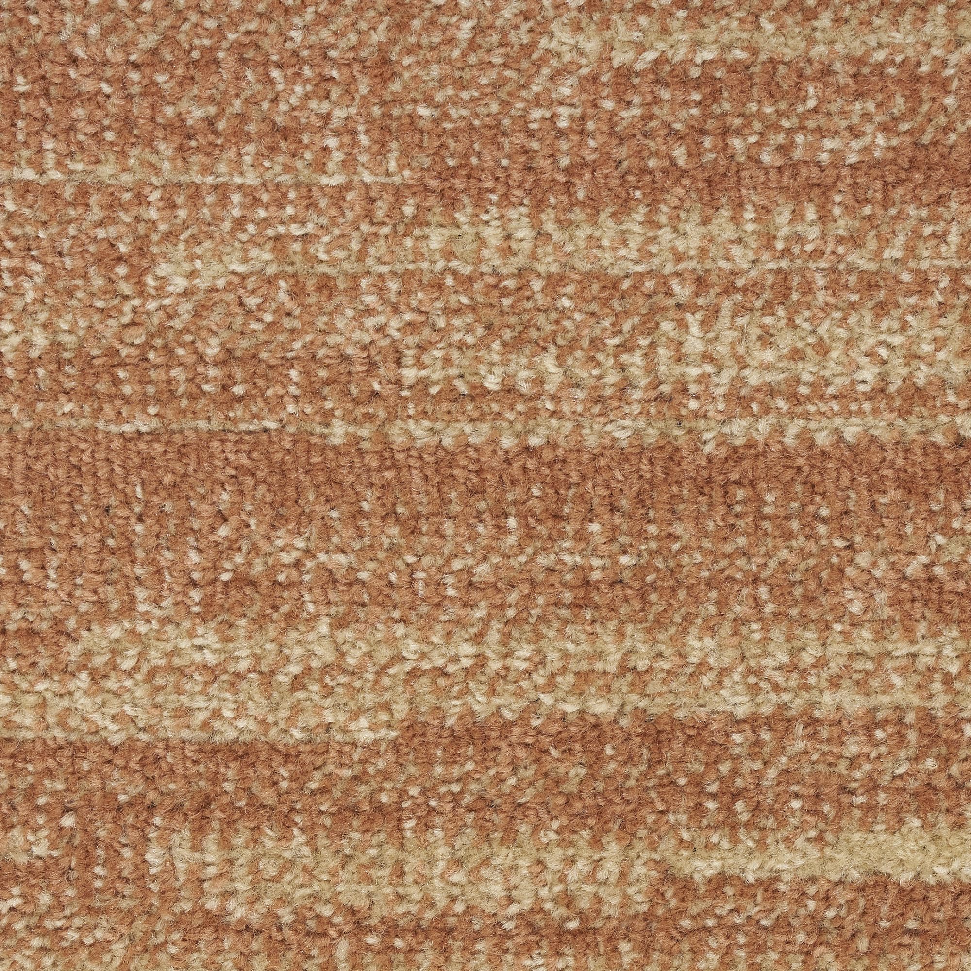 Nourison alfombra rust siendo enjuagada con manguera, demuestra limpieza sencilla