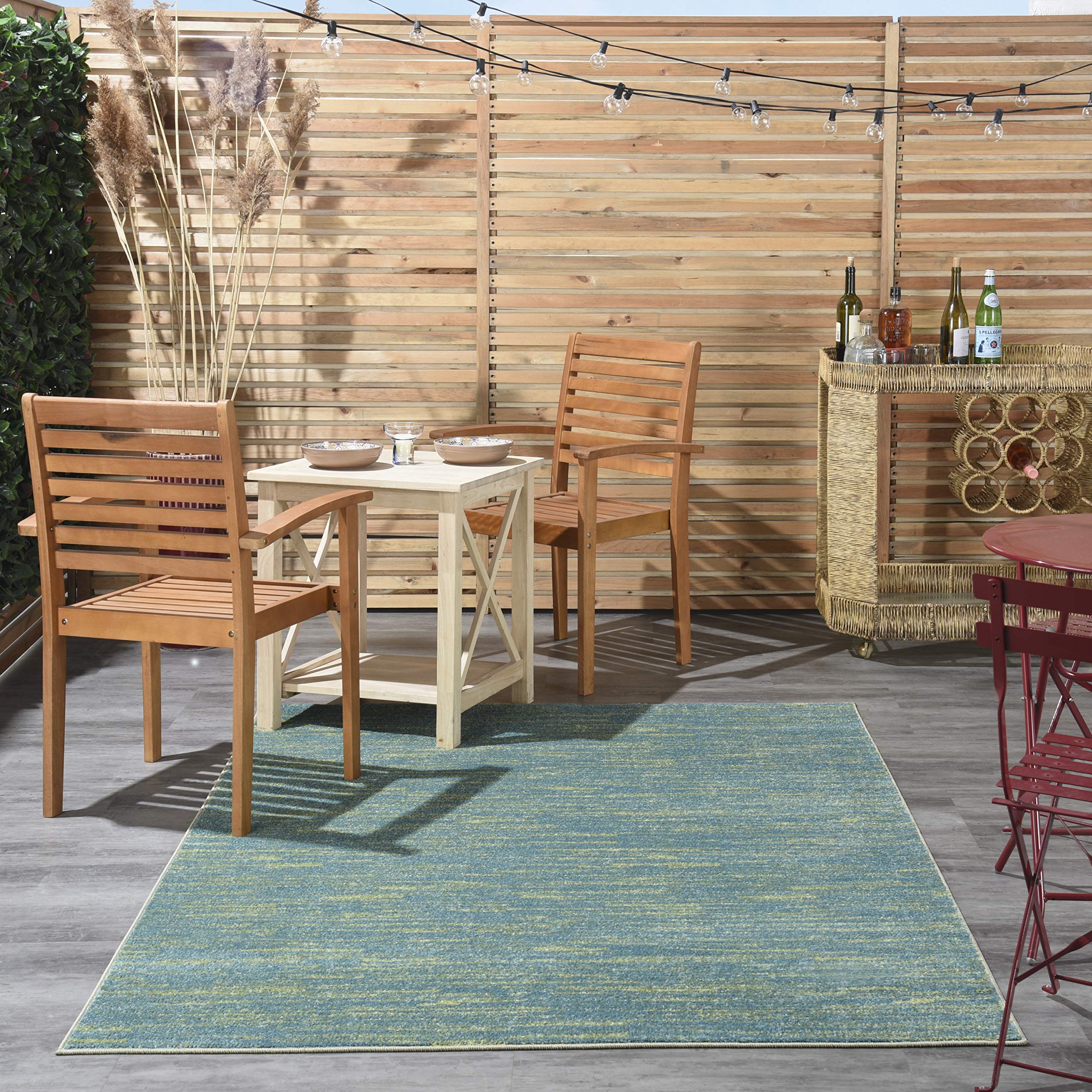 Nourison alfombra bajo muebles en salón, se ve plana y sin bultos