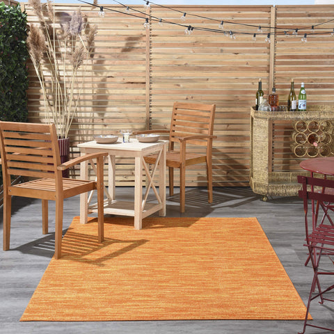 Nourison alfombra Sunburst en sala ambientada, añade calidez y estilo resistente