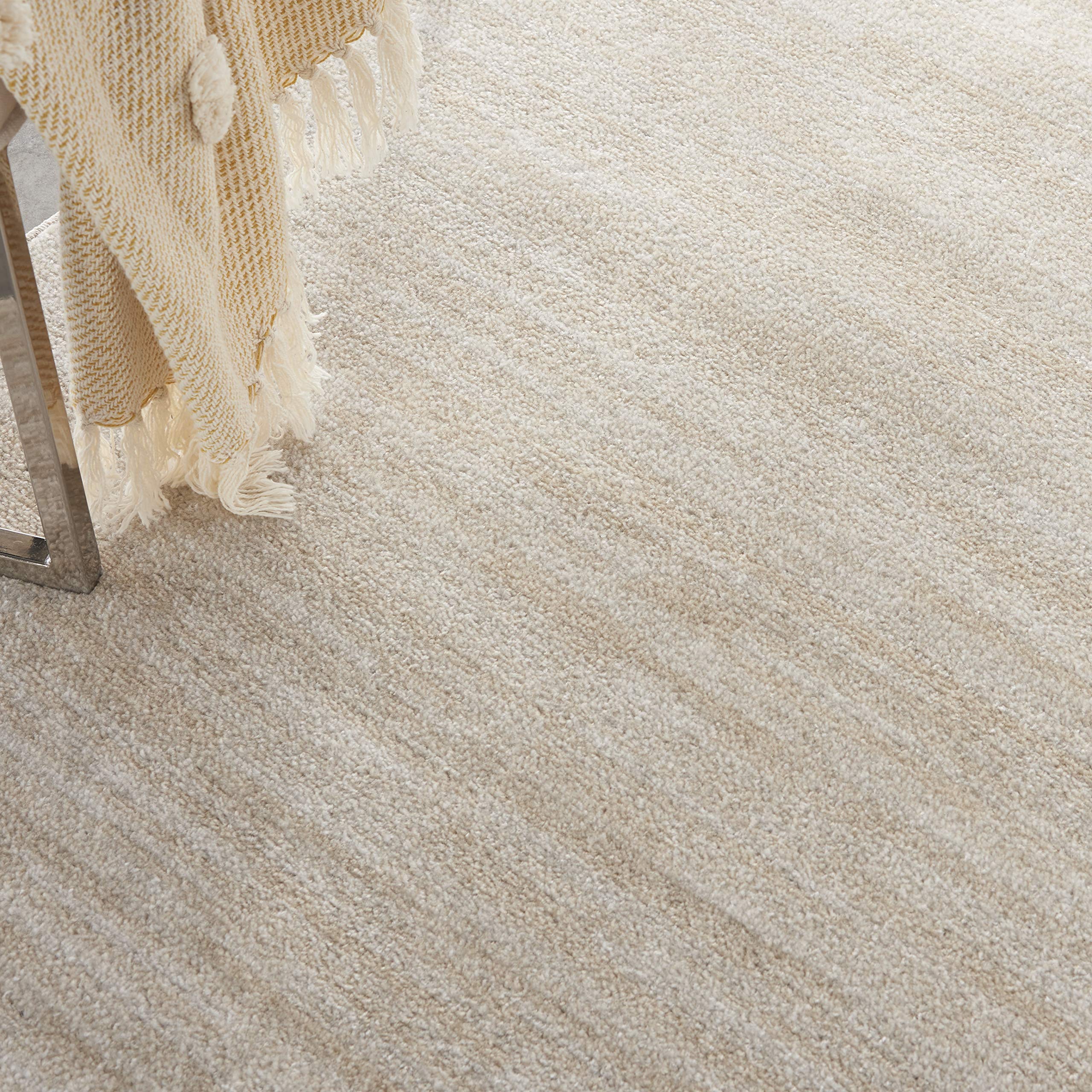 Nourison primer plano de textura de pelo bajo que facilita limpieza y secado rápido