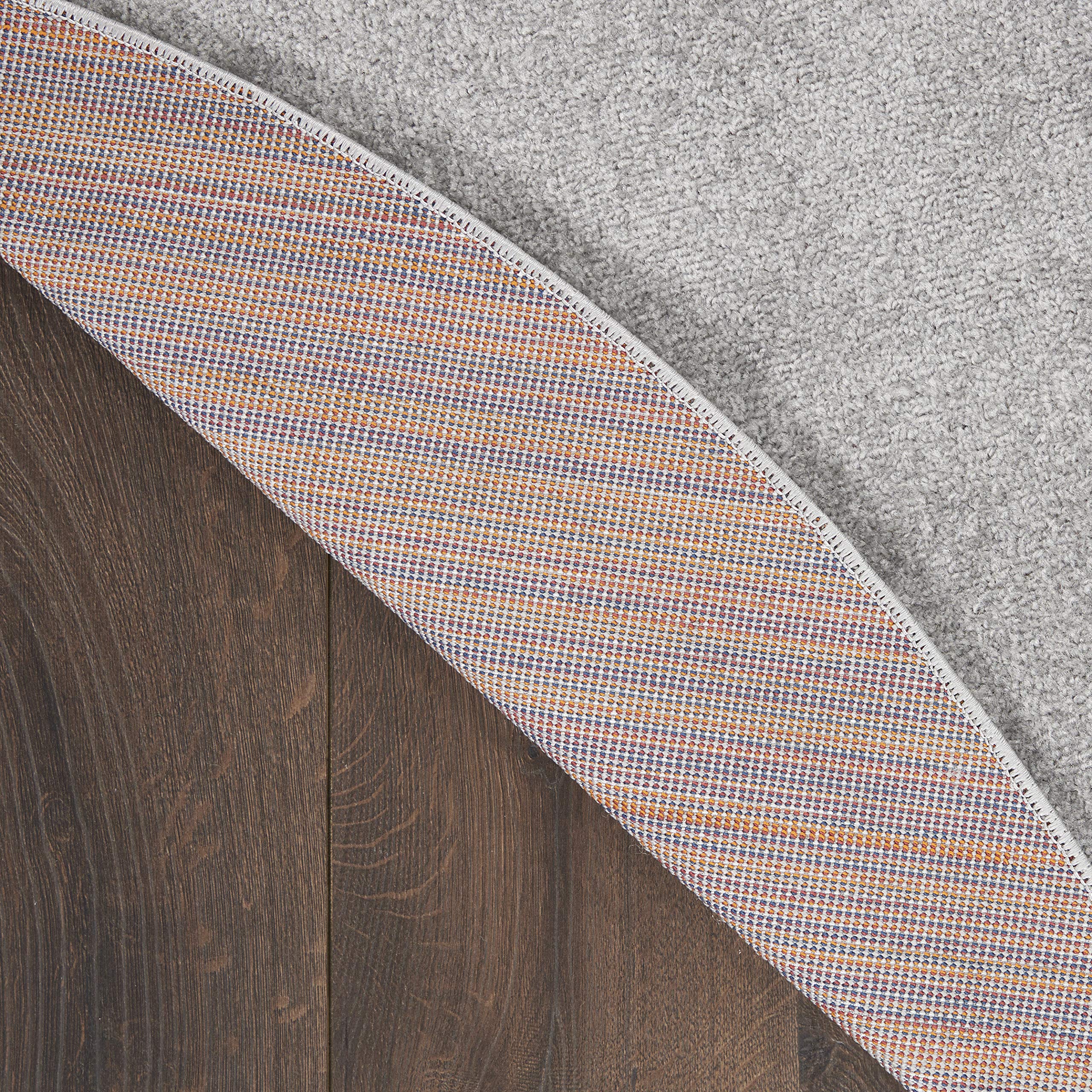 Nourison alfombra usada en salón, integración con muebles y tránsito diario