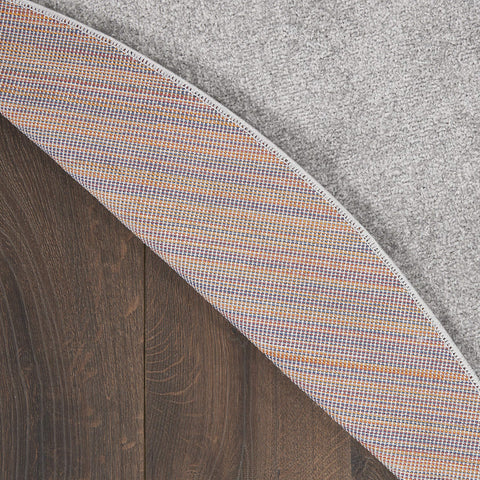 Nourison alfombra usada en salón, integración con muebles y tránsito diario