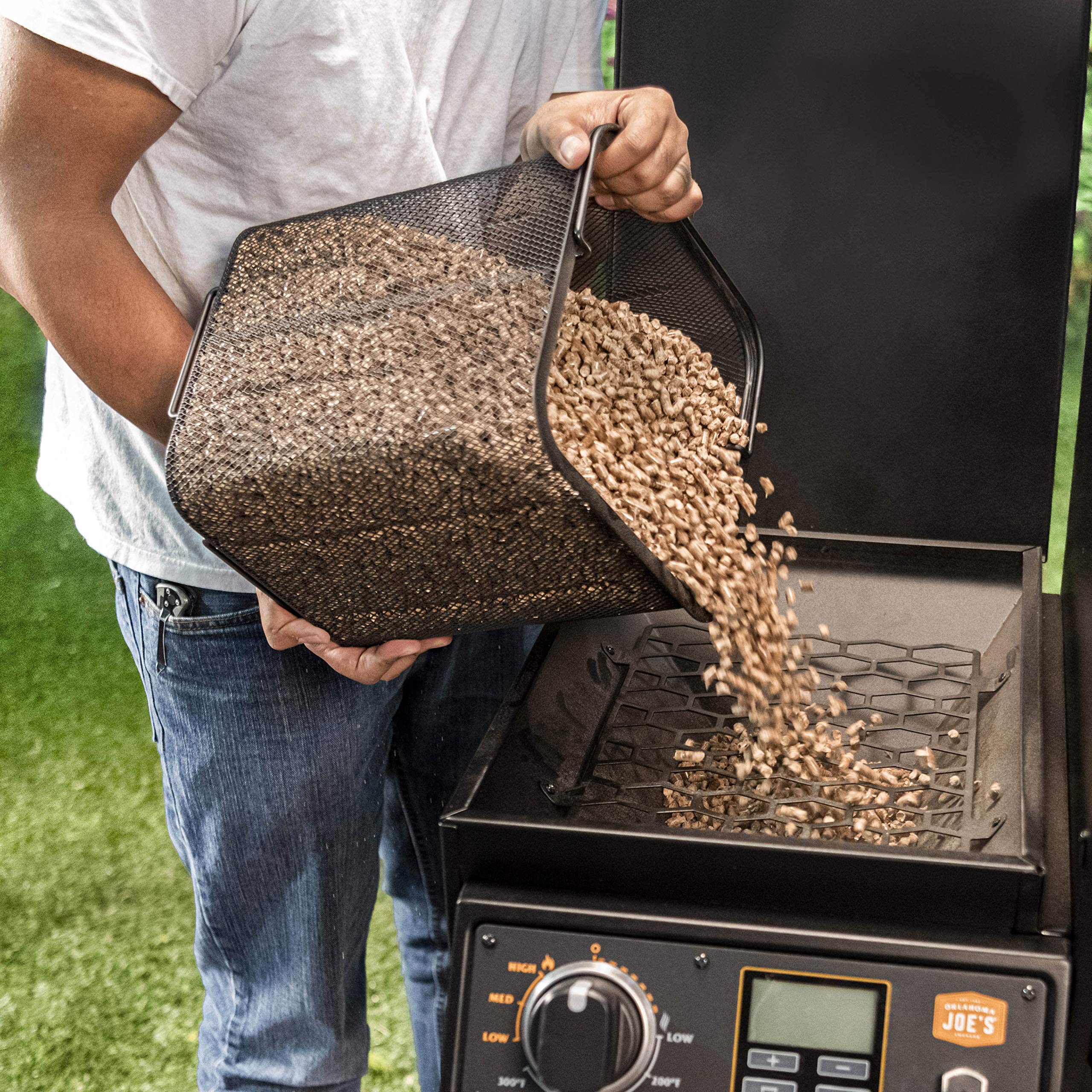 Oklahoma Joe's pala cargando pellets para una transferencia limpia y rápida