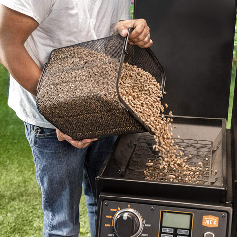 Oklahoma Joe's pala cargando pellets para una transferencia limpia y rápida