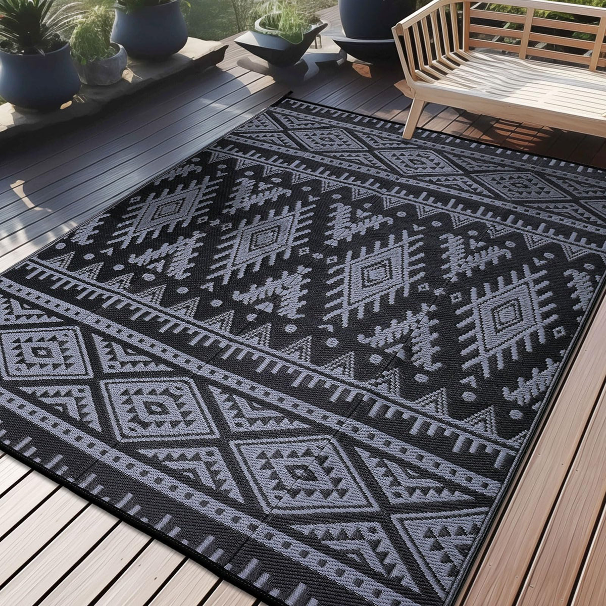 OLANLY alfombra exterior frontal mostrando diseño boho negro y gris y ambiente elegante