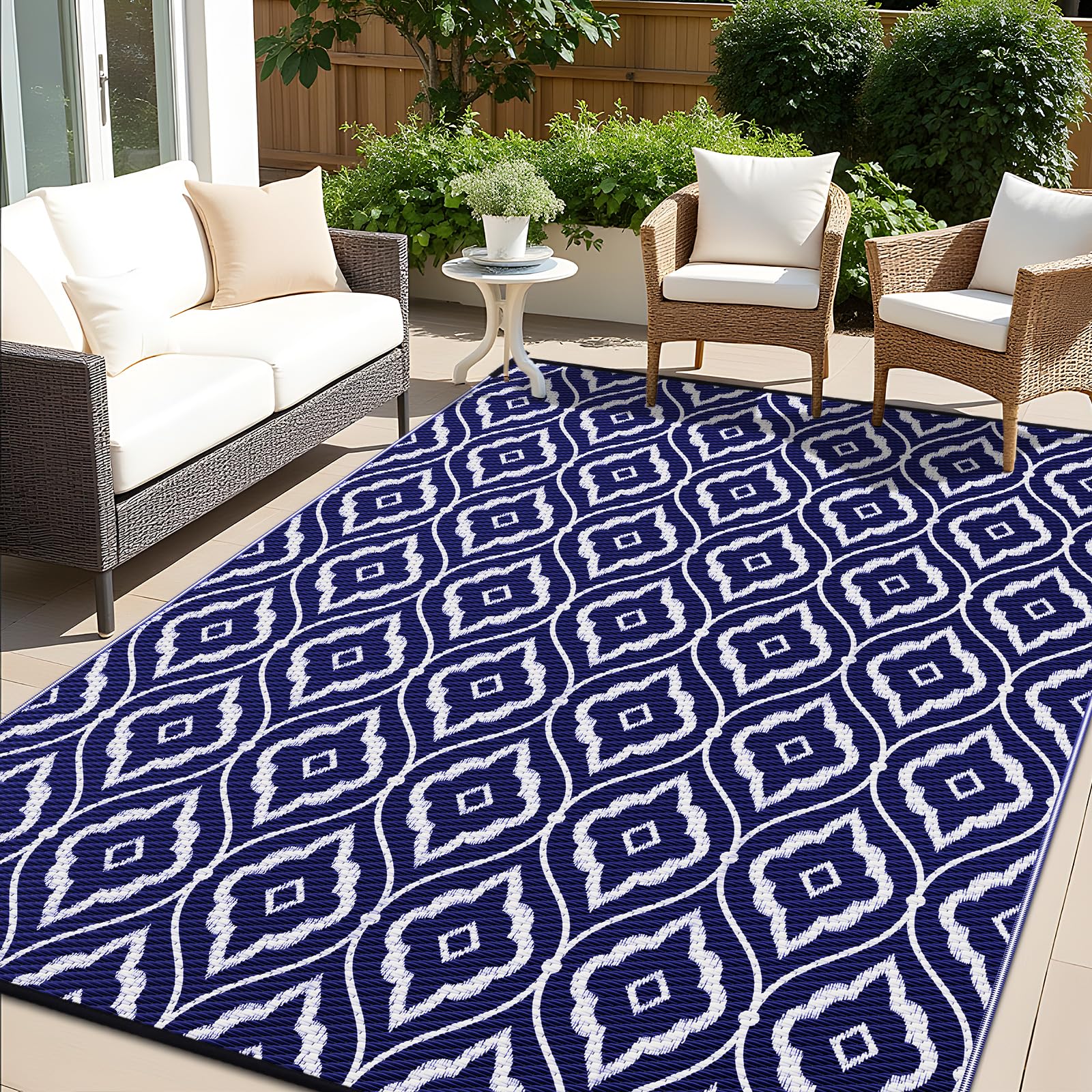 OLANLY vista frontal de la alfombra exterior azul marino y blanca mostrando diseño reversible