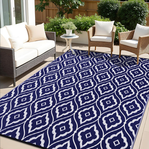 OLANLY vista frontal de la alfombra exterior azul marino y blanca mostrando diseño reversible