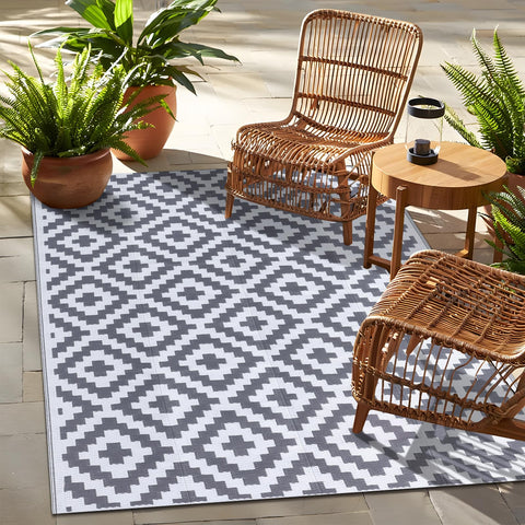 OLANLY alfombra frontal mostrando patrón gris y blanco y acabado resistente