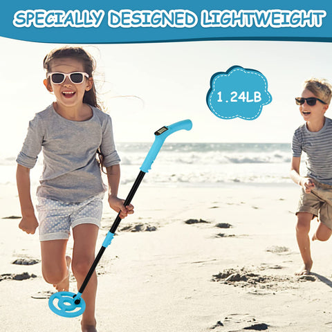 OMMO niño explorando en la playa con detector, fomenta juego y aprendizaje al aire libre