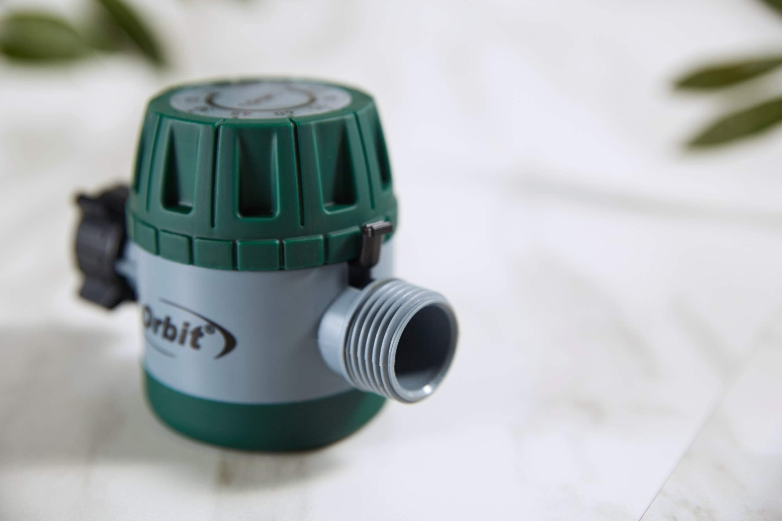 Orbit temporizador junto a una regla para comparar tamaño, muestra escala compacta