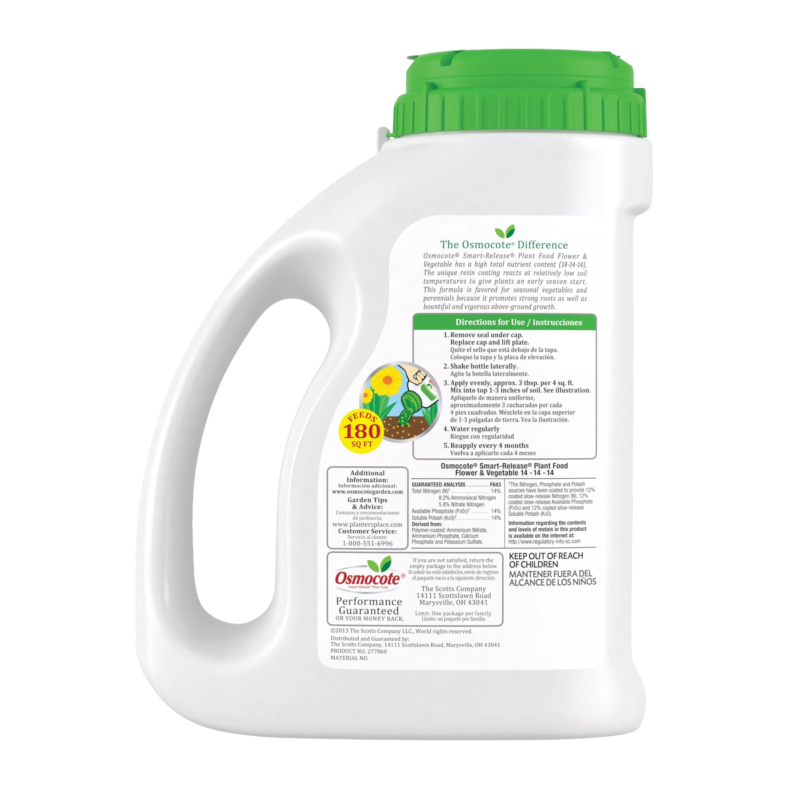 Osmocote manos del jardinero aplicando gránulos con aplicación sencilla