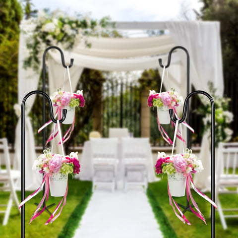 Ottsuls en jardín con decoración de boda, aspecto vintage atractivo
