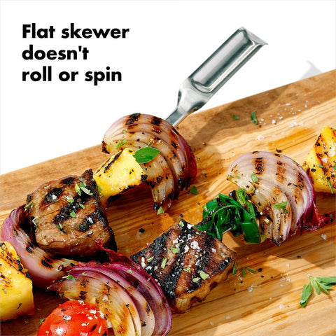 OXO brochetas sobre parrilla con verduras y carne para asado uniforme