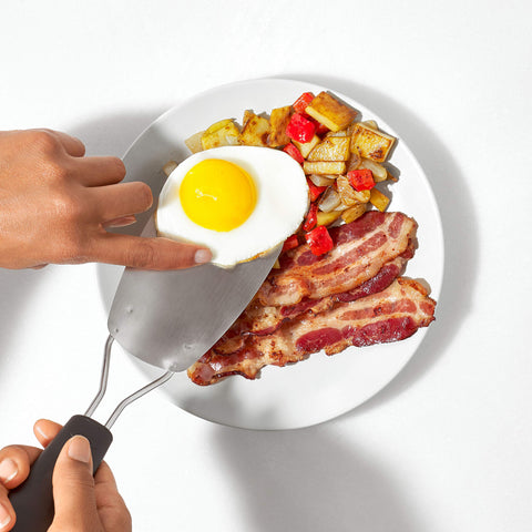 OXO detalle de la cabeza flexible de acero que facilita levantar alimentos