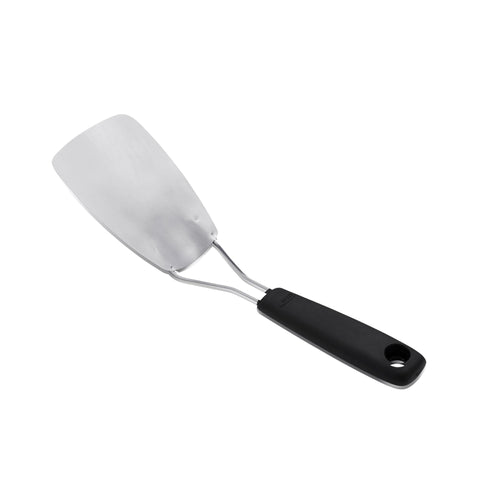 OXO en uso volteando filete, precisión sin romper el alimento
