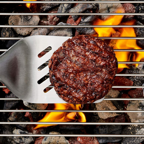 OXO escena de asado en jardín mostrando producto en un entorno real