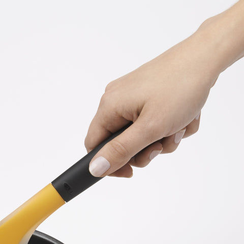 OXO comparación de tamaño junto a una cuchara para ver escala práctica