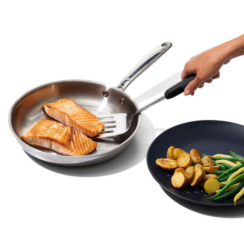 OXO espátula presentada en mesa de servicio mostrando aspecto apto para mesa