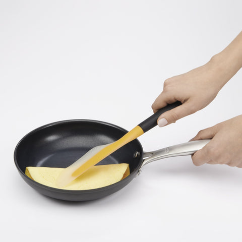OXO espátula en uso volteando un omelet sin romperlo, mayor precisión