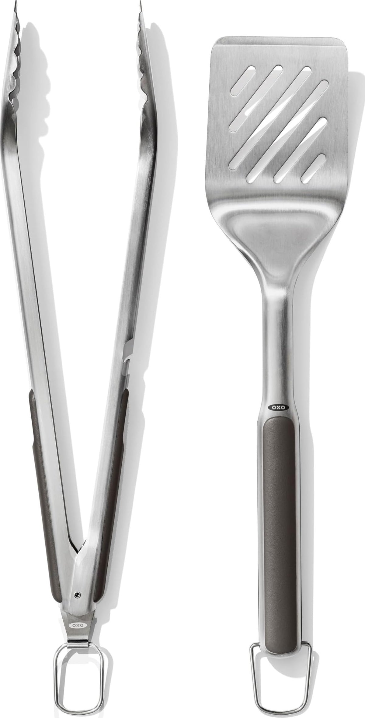 OXO espátula y pinzas frontal mostrando diseño y uso cómodo