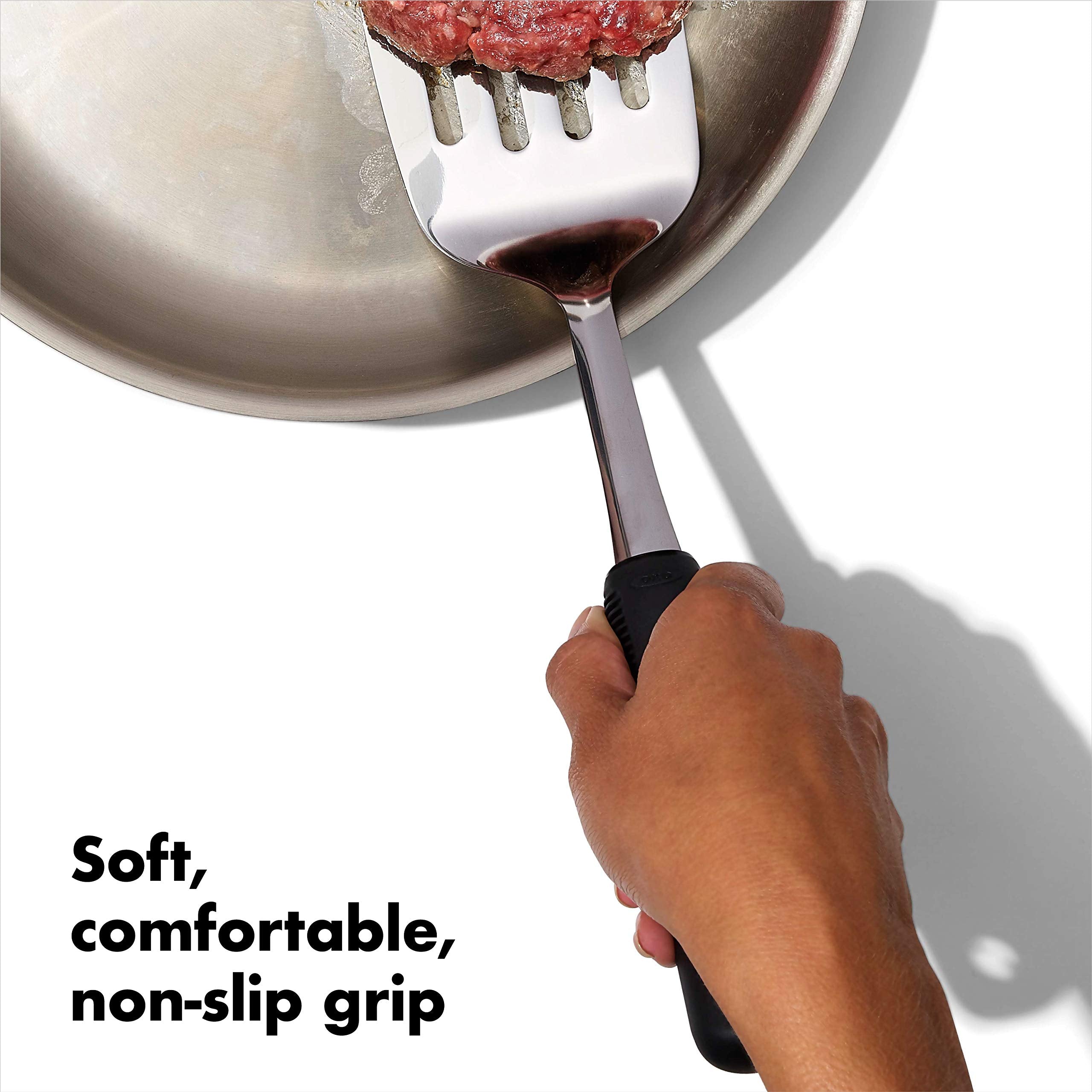 OXO espátula volteando filete delicado sin romperlo gracias al borde fino