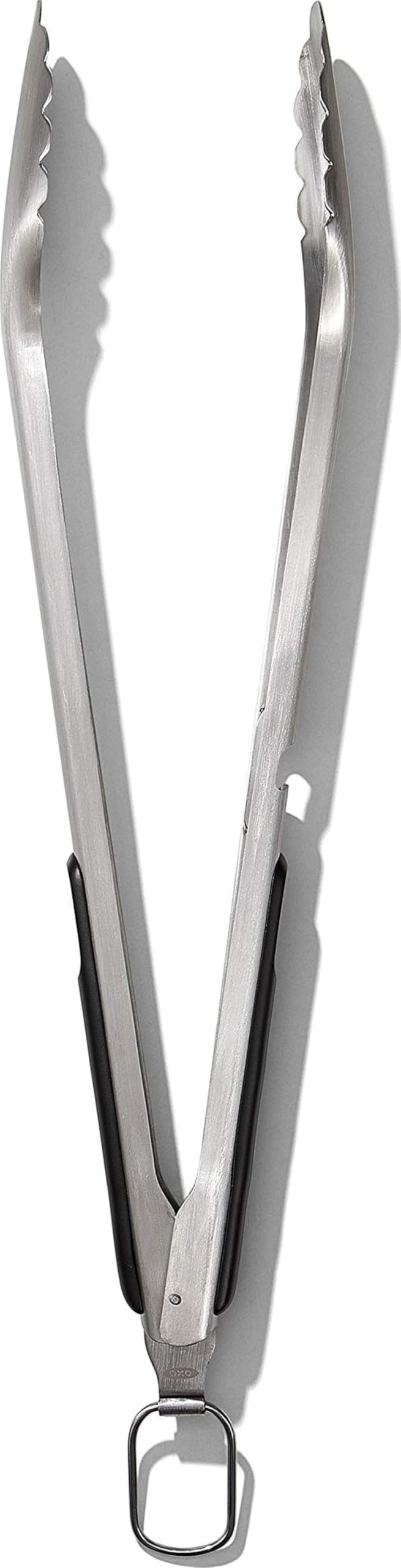 OXO pinzas frontal mostrando diseño resistente y ergonomía